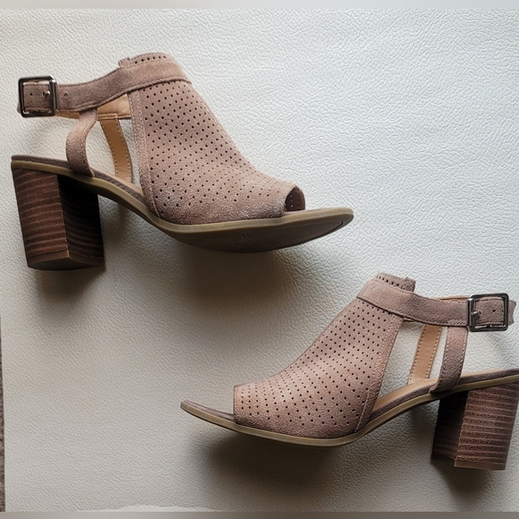 Franco Sarto Harlet 2 Suede Perforated Block Peep Toe Sandals Wms 8M - Picture 2 of 11